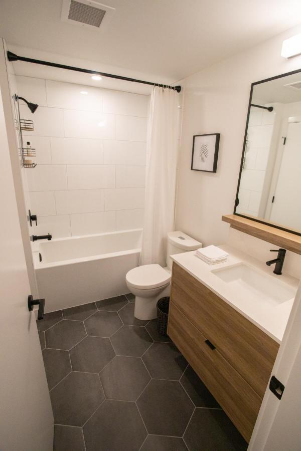 Awesome View 21 Two Bedroom One Bath Downtown Lake View Near Beach Kelowna Buitenkant foto