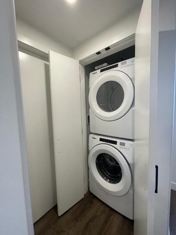 Awesome View 21 Two Bedroom One Bath Downtown Lake View Near Beach Kelowna Buitenkant foto